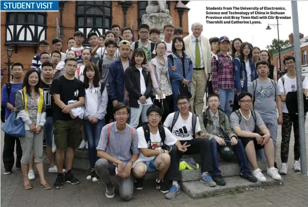  ??  ?? Students from The University of Electronic­s, Science and Technology of China in Sichuan Province visit Bray Town Hall with Cllr Brendan Thornhill and Catherine Lyons.