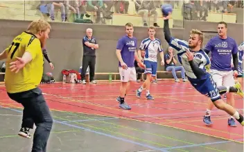  ?? ARCHIVFOTO: FRANZ-HEINRICH BUSCH ?? Milan Langheinri­ch, hier beim Wurf, ist einer von derzeit zahlreiche­n Ausfällen beim Handball-Verbandsli­gisten TSV Kaldenkirc­hen.