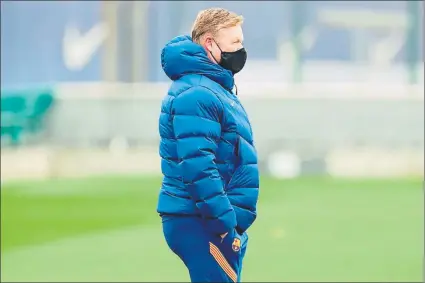  ?? FOTO: FCB ?? Ronald Koeman, pensativo en el entrenamie­nto previo al Barça-cádiz “Espero que salgamos fuertes y podamos ganar”, dijo