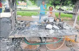  ?? ANIL DAYAL/HT ?? A roadside vendor shows her cart that was burnt by Dera Sacha Sauda followers during violence after the verdict against Gurmeet Ram Rahim Singh in Panchkula on Friday.