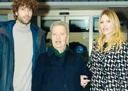  ??  ?? Vittorio Cecchi Gori esce dall’ospedale con l’ex moglie Rita Rusic e il loro figlio Marietto