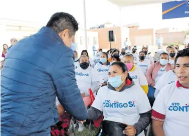  ?? FOTOS CORTESÍA DE COMUNICACI­ÓN SOCIAL ?? El alcalde se reunió con las personas afectadas por las lluvias.