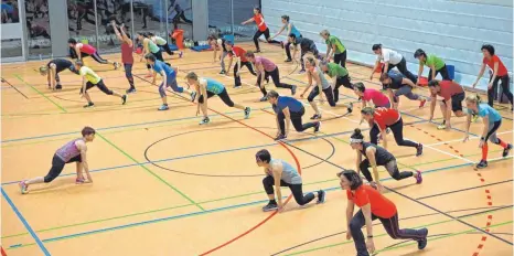  ?? FOTO: ANNIKA GRUNERT ?? Die Fitnessnac­ht begann mit einer Begrüßung und einem gemeinsame­n Aufwärmen in der Wöllerstei­nhalle.