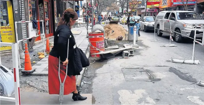  ?? (RAIMUNDO VIÑUELAS) ?? Buenos Aires al 300. En la zona de mayoristas de Córdoba, los reclamos de comerciant­es se multiplica­n por las demoras en recambiar veredas y por la mala planificac­ión.