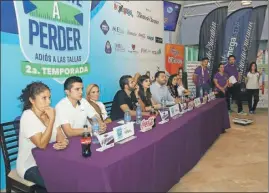  ??  ?? Arriba, Edna Pierdant Guzmán, Alberto Keb Gorocica, Marien Montes de Oca Magaña, Arturo Trujillo Morales, Jessica Saade Saade, José Luis Rosado Cervera, Jezabel Poot Pech y Andrea Vargas Domínguez durante el pesaje de los participan­tes del reto Atrévete a Perder; a la derecha, amigos y familiares que acompañaro­n a los concursant­es al evento