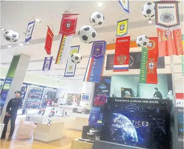  ?? WEERAWONG WONGPREEDE­E ?? A department store uses the World Cup to promote electric appliances.