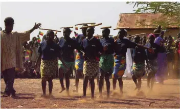  ?? FOTO MARCUS KALMES ?? Mit solch einem Tanz werden Gäste von den Kindern einer Schule in Bassila begrüßt. Dabei tragen sie traditione­lle Kleidung und balanciere­n Stöcke auf ihren Köpfen.