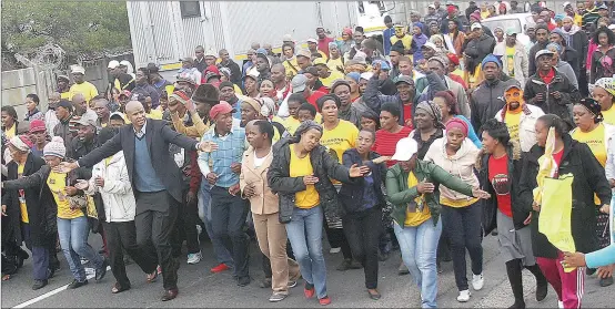  ?? Picture: BHEKI RADEBE ?? STRENGTH IN NUMBERS: Ses’Khona members support the group’s leaders, Andile Lili and Loyiso Nkohla, and seven others who appeared in the Bellville Regional Court yesterday for sentencing procedures relating to the poo-throwing incident at Cape Town...