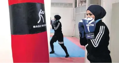  ?? QASSEM AL-KAABI / AFP ?? Iraquianas treinam na cidade de Najaf; tradiciona­l no país, boxe ganha força entre as mulheres