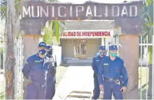  ??  ?? Policías resguardan la sede municipal del distrito de Independen­cia (Guairá), por si se registra otro enfrentami­ento.