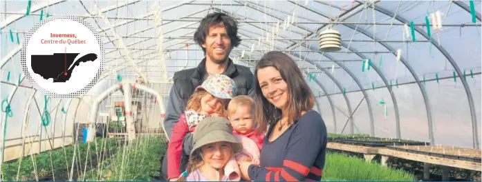  ??  ?? Timothé Croteau et Virginie Doucet ont lancé leur ferme maraîchère à Inverness, au Centre-du-Québec, où ils sont devenus fermiers de famille avec leurs trois filles.