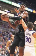  ?? ROB SCHUMACHER/THE REPUBLIC ?? The Warriors’ Stephen Curry defends vs. the Suns’ Deandre Ayton on Friday. The Suns lost 117-107. Recap, 4C