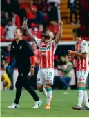  ??  ?? Luis Gallegos celebra el triunfo ante los Diablos, que les dio el título de Copa.