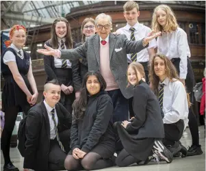  ?? ?? Henry Wuga at Glasgow Central Station with pupils from Shawlands Academy