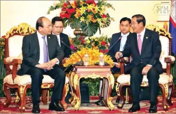  ?? FACEBOOK ?? Prime Minster Hun Sen met with Vietnamese premier Nguyen Xuan Phuc on Wednesday on the sidelines of the Mekong River Commission Summit.