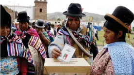  ??  ?? Indígenas aymara votan en Jesús de Machaca, Bolivia.