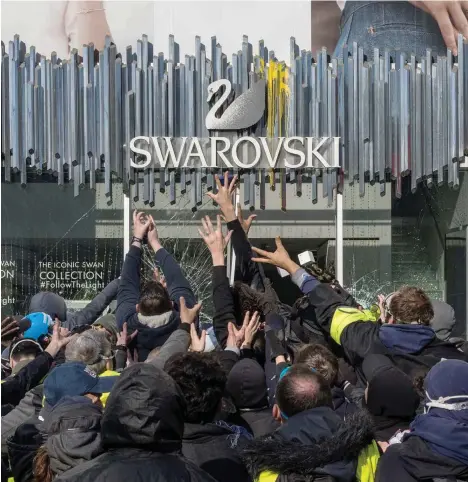  ?? Foto: Wilco Versteeg/Visum ?? »Gilets Jaunes« – Protest und Plünderung­en auf der Champs-Élysées