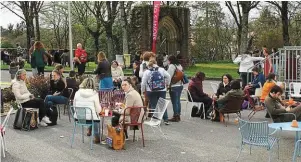  ?? | PHOTO : OUEST-FRANCE ?? À l’extérieur, les festivalie­rs profitent de la fraîcheur après les bains de foule.