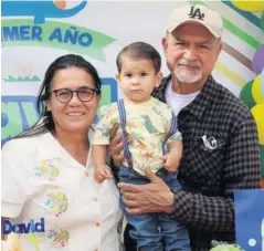  ??  ?? > David con sus abuelos paternos, David Almada Ochoa y Carmen Guzman Palacios.