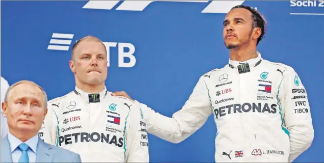  ??  ?? DELICADO. Hamilton estuvo especialme­nte afectuoso con Bottas tras una carrera en la que el finlandés supo aceptar las órdenes de equipo de Mercedes para cederle el triunfo.