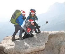  ?? EPA ?? Mountainee­rs stop to take a seasonal selfie in South Korea