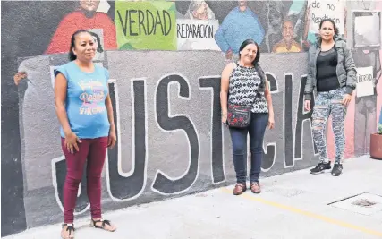  ??  ?? Rosario Noriega Soto, Guadalupe Pérez Rodríguez y Santa María Rosales fueron inculpadas por trata de personas. Las tres mujeres señalan que policías ingresaron a sus domicilios o las abordaron sin decirles de qué eran acusadas.