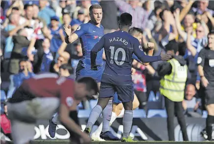  ??  ?? Hazard va a felicitar a Barkley después de lograr in extremis el gol que salvaba un empate para el Chelsea ante el United // AFP