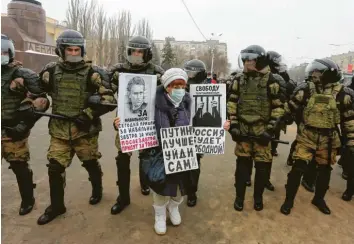  ?? Foto: Dmitry Rogulin, dpa ?? Staatliche Übermacht: Eine Frau demonstrie­rt, umzingelt von Spezialkrä­ften, für Alexej Nawalny.