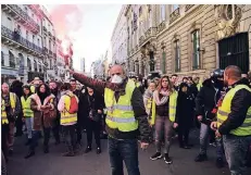  ?? FOTO: IMAGO ?? In gelben Warnwesten demonstrie­ren diese Franzosen in Paris.