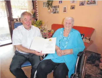  ?? FOTO: CLEMENS SCHENK ?? Feierte ihren 90. Geburtstag und blickt auf ein erfülltes Leben zurück: Altersjubi­larin Albertine Lerch zusammen mit Schwendis Bürgermeis­ter Günther Karremann.