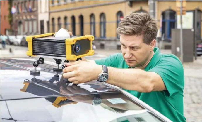 ?? © Sebastian Steveniers ?? Ceo Bert Cattoor stelt een camera met positiebep­aling af op een auto.