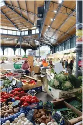  ??  ?? Le marché couvert situé dans le quartier Saint-Julien d’Albi est un régal pour les yeux, pour les palais, et les nez fins.