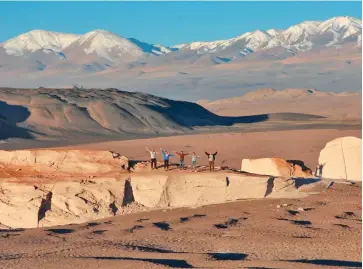  ??  ?? Momento de relax, un grupo de turistas saluda a la cámara lejana para tomarse una foto trepados a una de las formacione­s del Campo de Piedra Pómez (Catamarca).