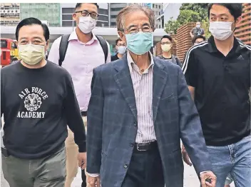  ?? FOTO: AP ?? Rechtsanwa­lt Martin Lee (M.) verlässt am Samstag nach Zahlung einer Kaution eine Polizeista­tion in Honkong.