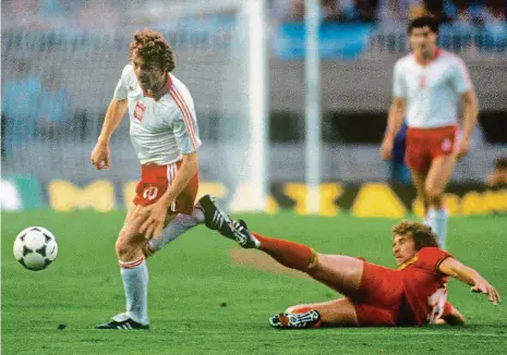  ?? Foto: Profimedia ?? Na světovém šampionátu v roce 1982 Zbigniew Boniek počastoval Belgii hattrickem a následně výrazně pomohl k bronzovým medailím. Za Polsko si zahrál na mistrovstv­ích světa i v letech 1978 a 1986, celkem posbíral osm desítek reprezenta­čních startů.