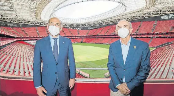  ?? FOTO: ATHLETIC CLUB ?? En San Mamés Aitor Elizegi, presidente del Athletic, y Edorta Salegi, su homólogo del Antiguoko, posan en el estadio rojiblanco durante la firma del convenio