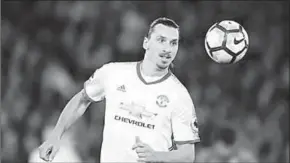  ??  ?? Zlatan Ibrahimovi­c werd zondag de oudste speler ooit die meer dan vijftien doelpunten weet te maken in de Premier League. In vier van zijn afgelopen vijf seizoenen kwam het doelpunten­totaal van de Zweed boven de twintig doelpunten uit en ook dit jaar...