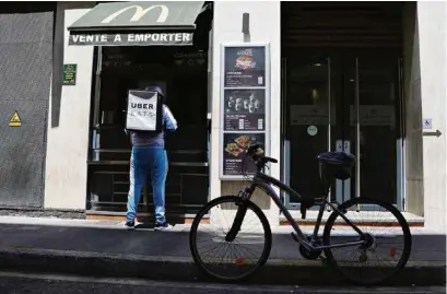  ?? (ÉRIC GAILLARD/ REUTERS) ?? «Récemment, le directeur de McDonald’s a affirmé qu’aux Etats-Unis 10% du chiffre d’affaires dans les restaurant­s de la chaîne avec livraison à domicile est généré grâce à l’applicatio­n Uber Eats», indique Kia Amiri, Senior Product Manager chez Uber Eats.