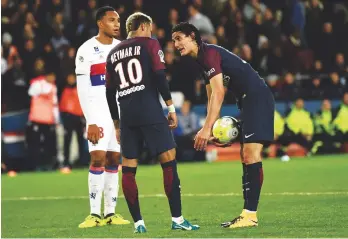  ??  ?? Spat...Cavani and Neymar have words during the lyon game