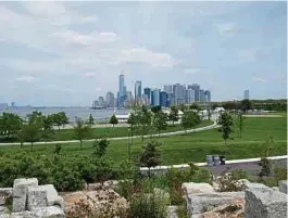  ?? Foto: Dörte Nohrden/dpa-tmn ?? Hier ist der „Concrete Jungle“New Yorks weit weg: Blick von Governors Island auf die Skyline Manhattans.