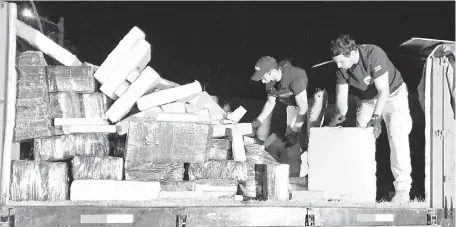  ??  ?? El camión con 3.000 kilos de marihuana fue trasladado de Mbaracayú a Asunción, donde se realizó el conteo y pesaje de la carga.
