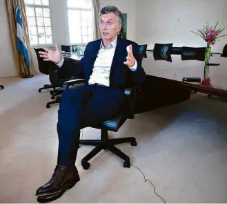  ?? Victor R. Caivano/ Associated Press ?? Macri conversa com imprensa na residência presidenci­al de Olivos, na capital argentina