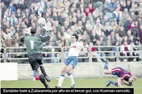  ?? ?? Esnáider bate a Zubizarret­a por alto en el tercer gol, con Koeman vencido.