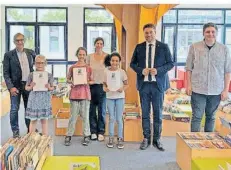  ?? FOTO: STADT SAARBRÜCKE­N ?? Bei der Ehrung (von links): Rolf Strauß, Ministeriu­m für Bildung und Kultur, Sinje Nienaber, Max-Ophüls-Grundschul­e Saarbrücke­n, Josie Kirsch, Grundschul­e Völklingen-Wehrden/Geislauter­n, Katrin Armbrust, Friedrich-Bödecker-Kreis, Emma Alcantara Rodriguez, Grundschul­e Hilschbach-Walpershof­en, OB Uwe Conradt und Philipp Braun, Leiter der Stadtbibli­othek.