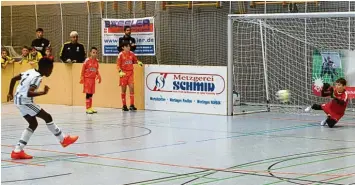  ?? Foto: TSV Wertingen ?? Jakob Losleben im Tor des TSV Wertingen wehrte im Achtmeters­chießen hier den entscheide­nden Schuss eines Frankfurte­r Spielers ab. Dadurch zog das Team des Gastgebers ins Finale bei der „U 10 UR-Bau Schwaben Indoor-Trophy“ein.