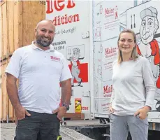  ?? FOTO: PEK ?? .Lisa Maier zählt auf Mitarbeite­r wie Naser Tashkeh, die nicht nur zupacken können, sondern auch ein offenes Ohr für die Kunden haben.