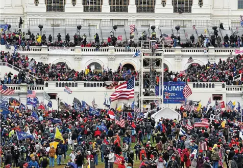  ?? STAR MAX/IPX ?? Tag der Schande: Trump-Anhänger stürmen am 6. Januar 2021 das Kapitol, um die Beglaubigu­ng des Biden-Sieges zu verhindern.