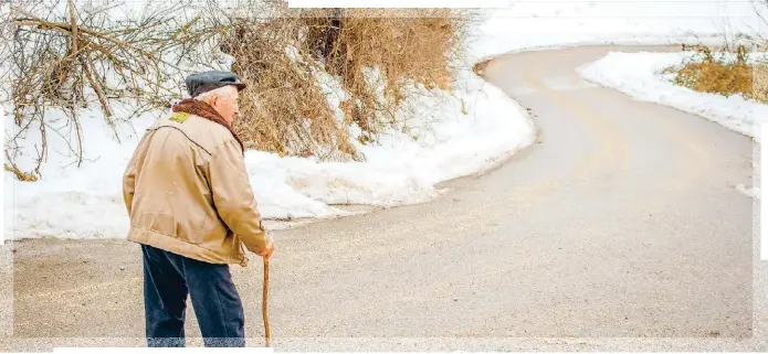  ??  ?? Los planes de jubilación desarrolla­dos en los 70 que prometían jugosos retiros para contrarres­tar los bajos sueldos comenzaron a ser difíciles de sostener en los 90.