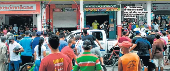  ?? ?? El crimen en el local de celulares alarmó a las personas que estaban en las cercanías.