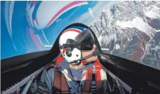  ?? FOTO: JOERG MITTER/RED BULL CONTENT POOL ?? Matthias Dolderer bei einem Flug Anfang des Monats über den Alpen nahe Garmisch.